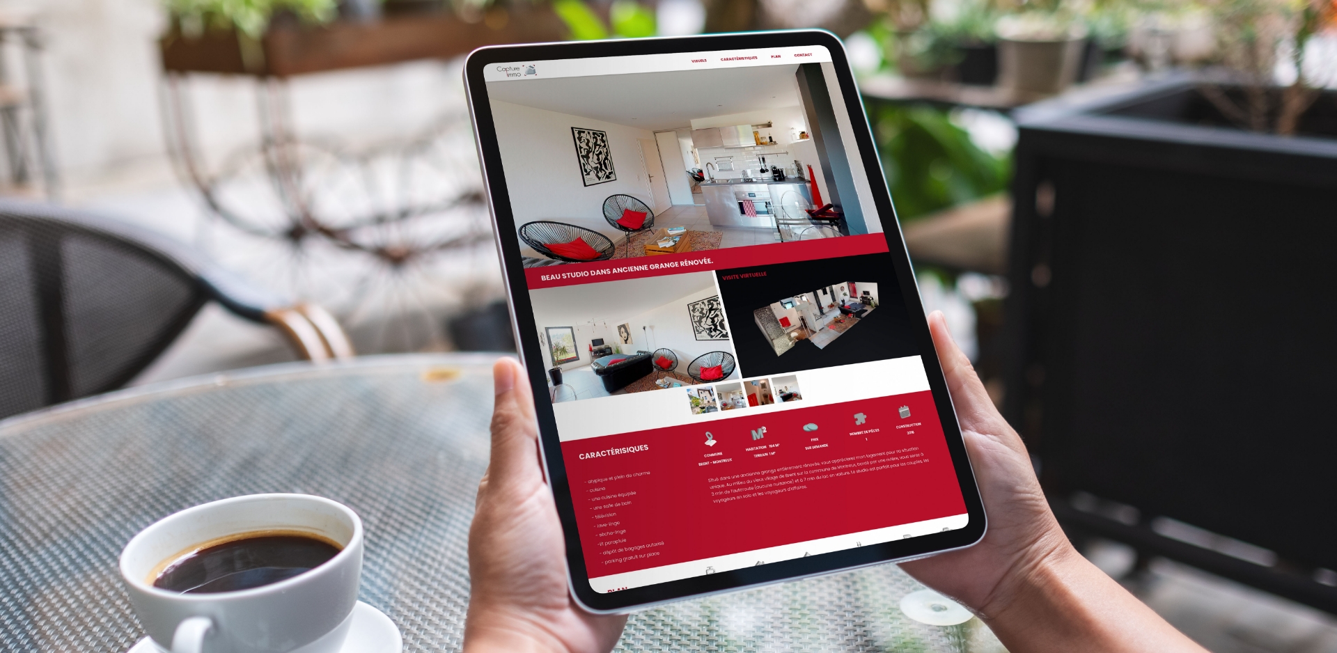 Personne consultant la page vitrine dédiée aux particuliers de Capture Immo sur une tablette dans un bar.