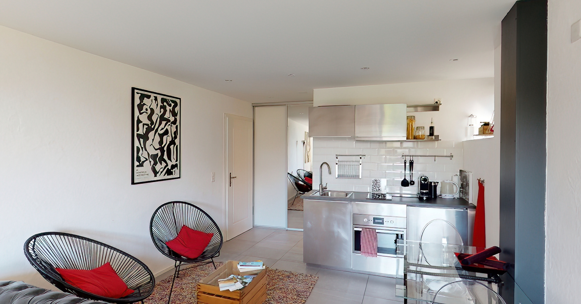 Studio Capture Immo présentant une cuisine intégrée, une salle à manger conviviale et un espace détente.