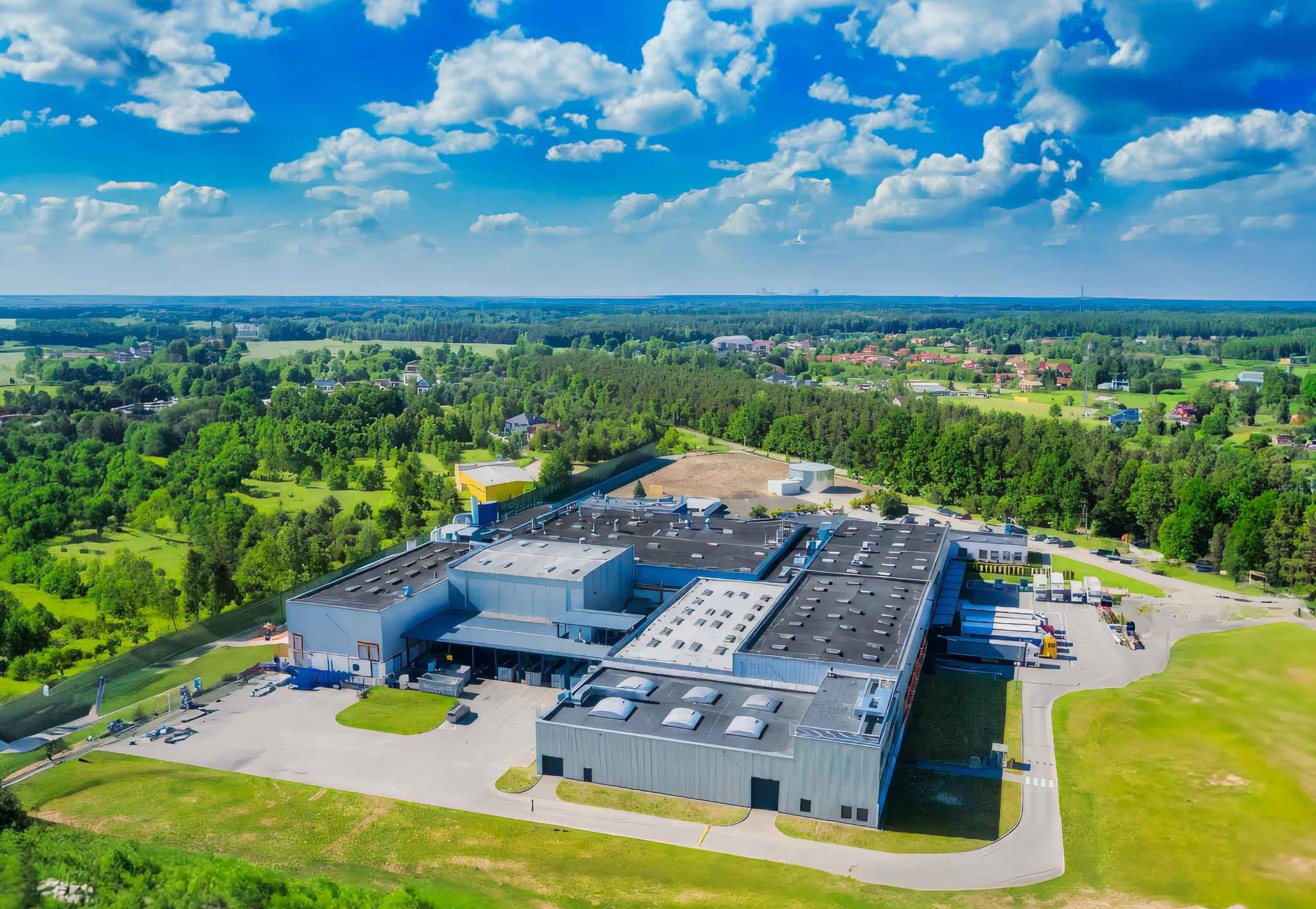 Vue aérienne d'un hangar capturée par un drone.