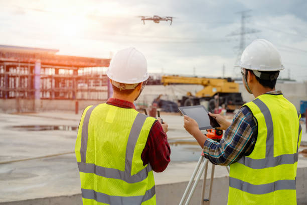 Images capturées par drone montrant des scènes de construction et des bâtiments.