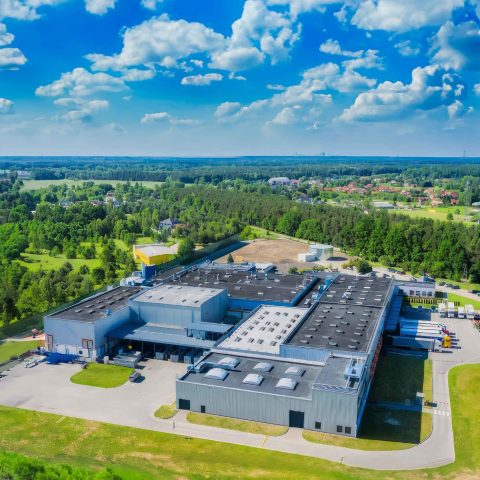 Vue aérienne d'un hangar capturée par un drone.