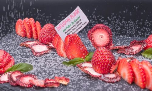 Packshot de fraises fraîches et de fraises séchées destinées à l'infusion.